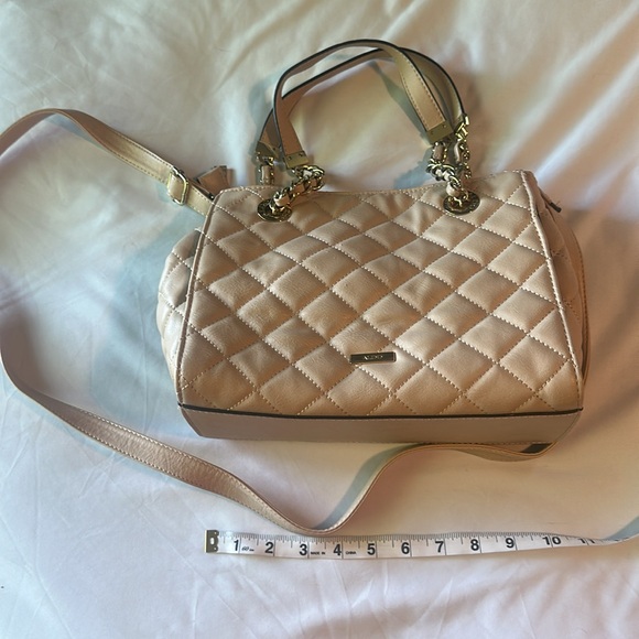 Elegant Cream Quilted Handbag - Picture 3 of 5